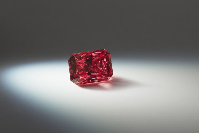 Argyle_Isla_1.14_carat_radiant_shaped_Fancy_Red_-_Rio_Tinto_-_Gem-A_Blog.jpg