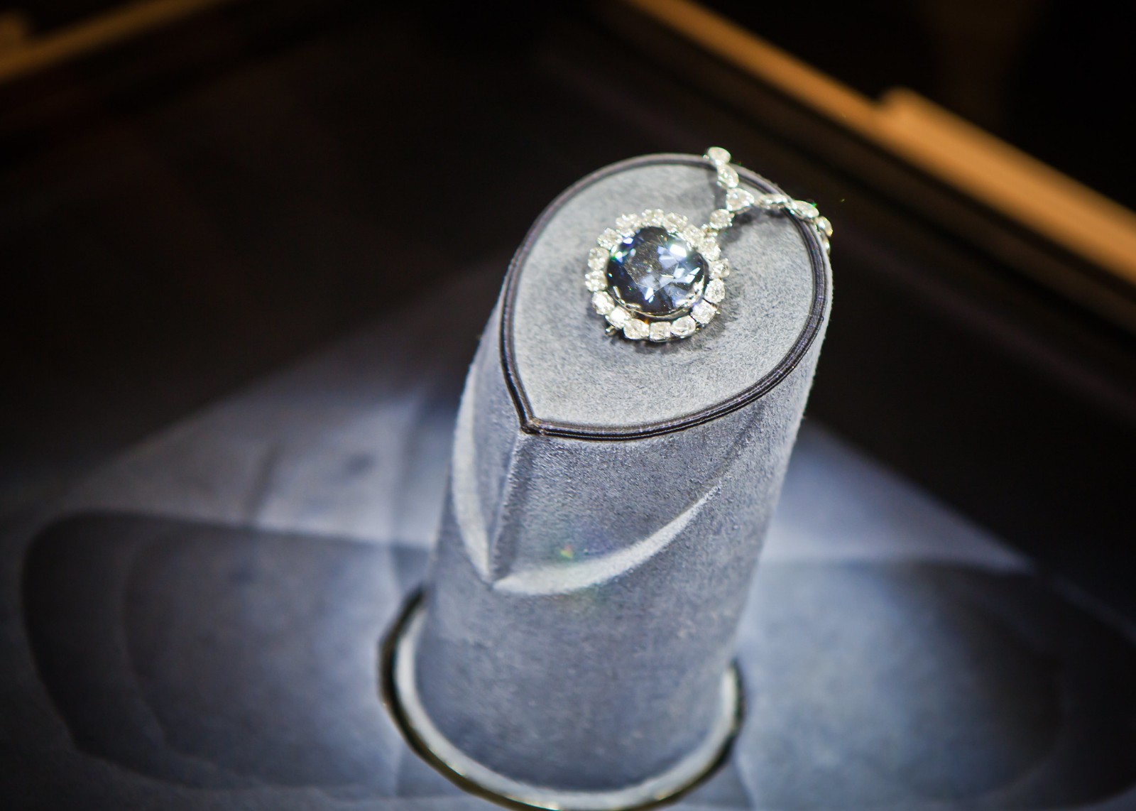 The_Hope_Diamond_Jessie_Hodge_Flickr_CC_-_Gem-A_Blog_Famous_Diamonds_for_Gemmologists_-_Smithsonian.jpg